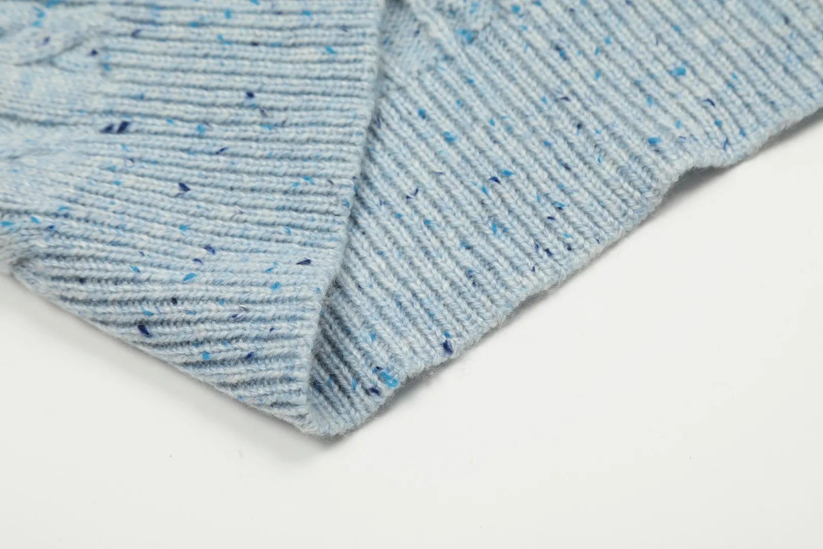 vivienne west wood Vivienne heavy-duty twist multi-color classic cardigan knitted sweater wool 2024 autumn latest style 🧩 15% merino cotton wool 85% wool blend 🧩Correct Italian 🇮🇹100% wool washed wheat logo Size: S -M- L Color: White Dark Gray Blue